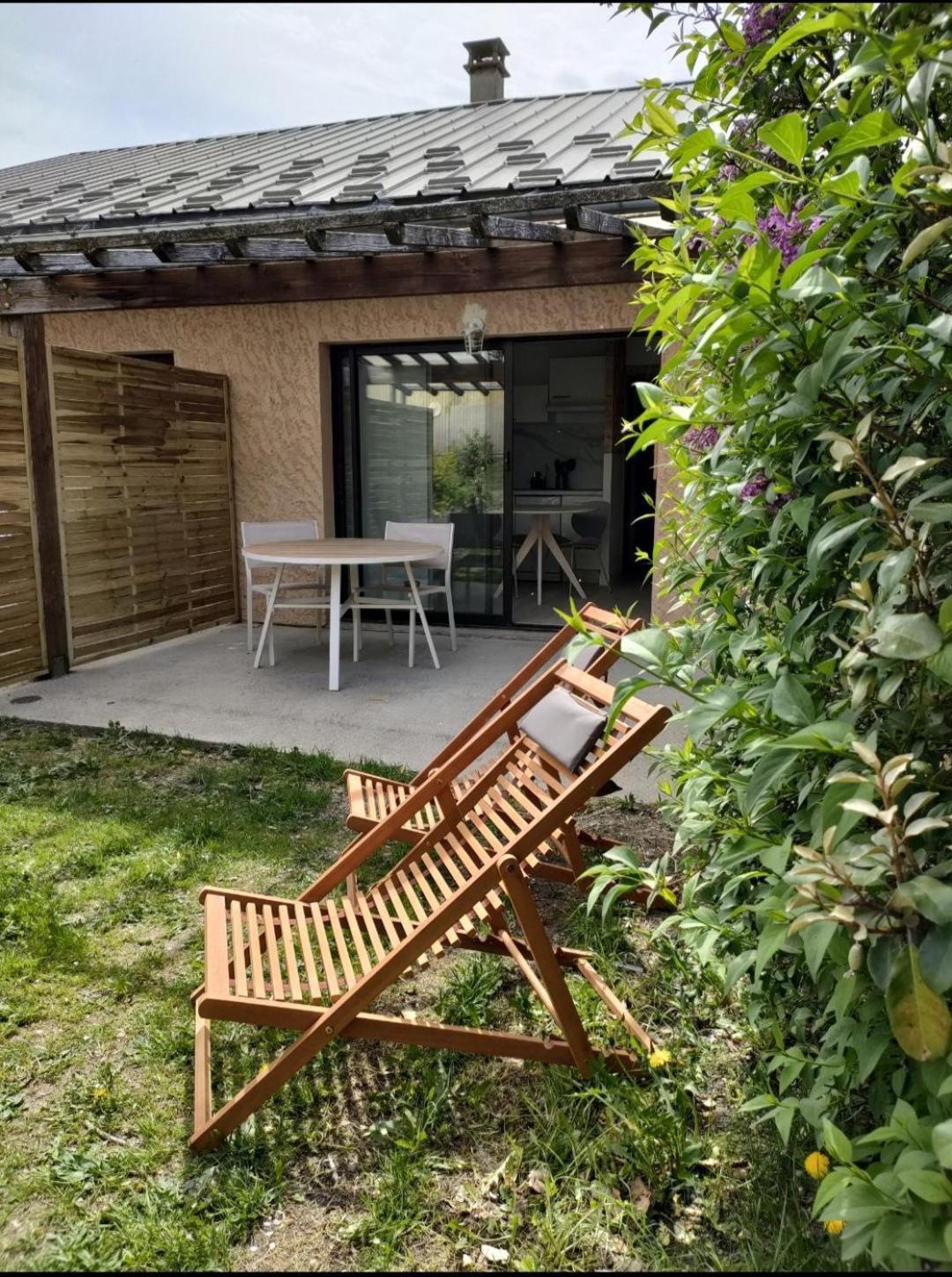 Le Cosy Du Plongeoir - T2 Neuf Avec Vue Sur Le Lac De Serre Poncon Et Grande Terrasse Avec Jardin Savines Exterior photo