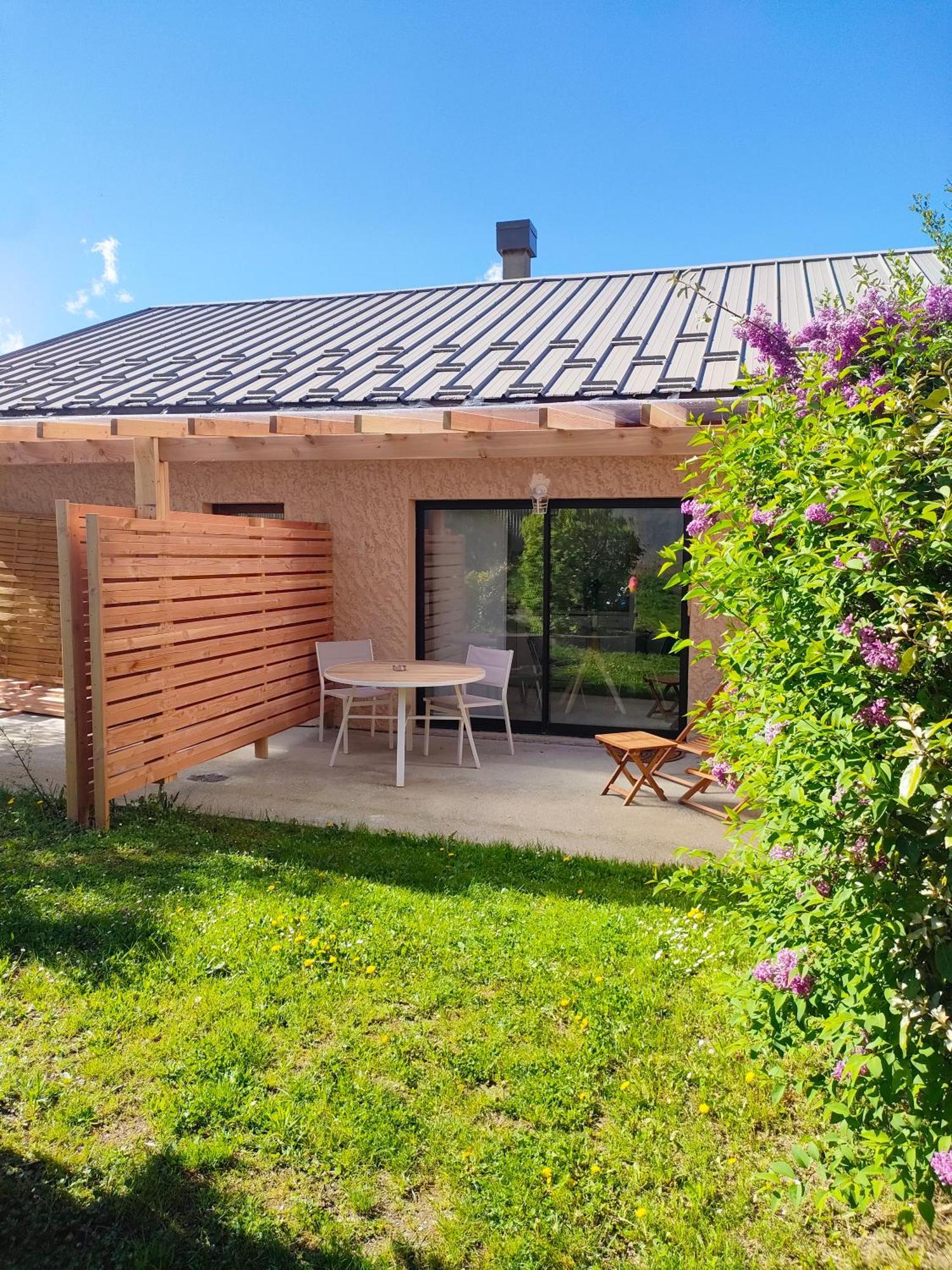 Le Cosy Du Plongeoir - T2 Neuf Avec Vue Sur Le Lac De Serre Poncon Et Grande Terrasse Avec Jardin Savines Exterior photo